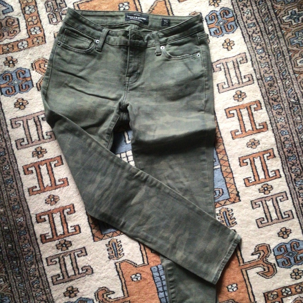 Lucky brand camo jeans. Excellent condition.